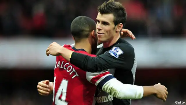Arsenal lebih memilih Theo Walcott ketimbang Gareth Bale. 