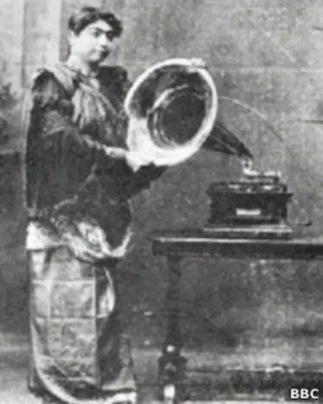 گوهر جان، یکی از نخستین آوازخوان‌های هندی 