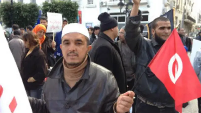 يشعر مبروك بأن إنجاز الثورة المتمثل في إقامة انتخابات ديمقراطية صار مهددا.