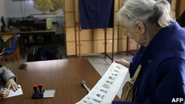 Una mujer por votar en Chipre