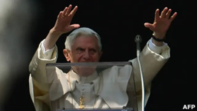 Папа римский читает молитву Angelus