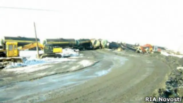 На месте схода 12 вагонов с серной кислотой, на внутренней железнодорожной ветке ОАО "Среднеуральский медеплавильный завод" в городе Ревда Свердловской области