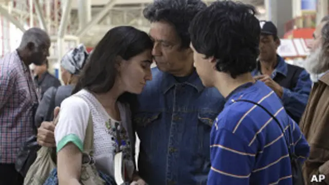 Yoani Sánchez con su esposo y su hijo.