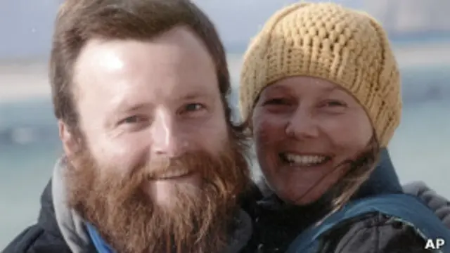 Os ciclistas ingleses Peter Root e Mary Thompson (foto:Reuters)