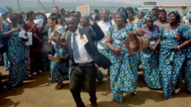 कॉंगो लौटने पर महिलाओं के साथ जश्न में शामिल होते डॉक्टर मुकवेगे. 