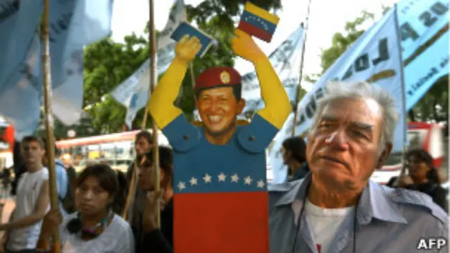 Сторонник Чавеса с фигуркой президента