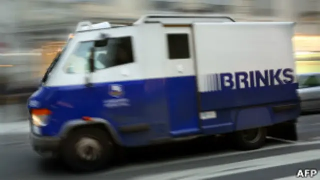 ہیرا چوروں نے برسلز ایئر پورٹ سے بڑے فلمی انداز میں نقب لگا کر پانچ کروڑ ڈالر کے ہیرے اڑا لیے تھے