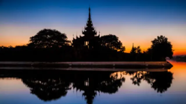 မန္တလေးတိုင်း စစ်တပ် ထောင်ဟာ ကျုံးရေ ပတ်လည် ဝိုင်းနေတဲ့ မန္တလေး နန်းတွင်း ထဲမှာ တည်ရှိ