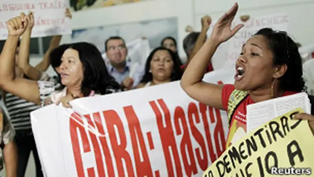 Protestan contra Yoani Sánchez