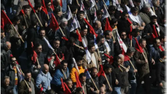 اتخذت الحكومة موقفا متشددا من العاملين المضربين