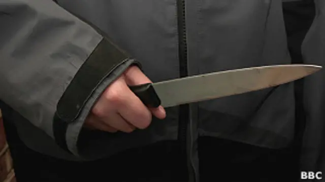 रेफरी ने एक खिलाड़ी के मैदान छोड़ने से इनकार के बाद उन पर चाकू से घातक हमला किया.