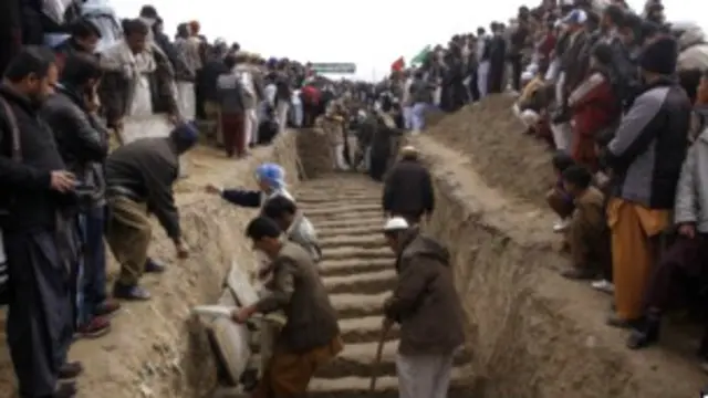 ہیومن رائٹس واچ کے ریکارڈ کے مطابق پاکستان میں سنہ 2012 میں کم از کم 450 شیعہ افراد کو قتل کیا گیا