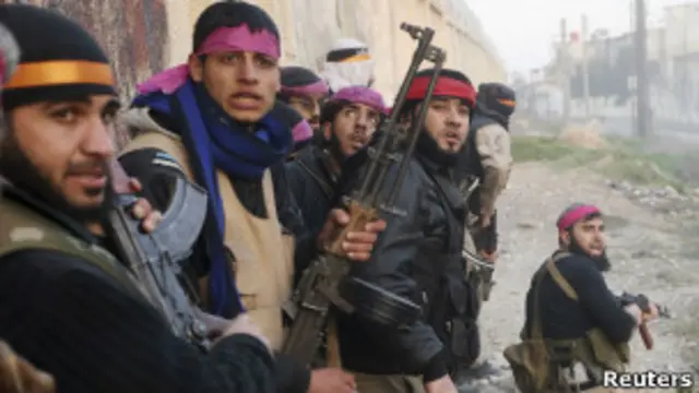 قال قادة من المعارضة إن شحنة من الأسلحة وصلت إلى سوريا عبر تركيا دون ذكر المصدر