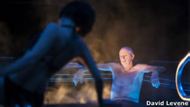 Нурия Гарсия и Тони Гилфоил в спектакле Робера Лепажа "Игра в карты. Пики" на сцене лондонского Roundhouse.