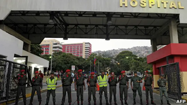 Guardias a la entrada del hospital Militar en Caracas