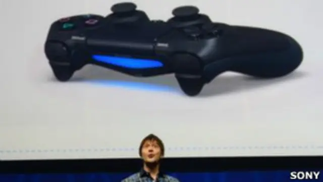 La PlayStation 4 viene con un nuevo control con "touchpad" y un botón para compartir en redes sociales.