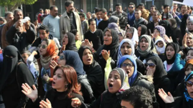 مظاهرة حاشدة تغلق مكاتب حكومية في بورسعيد