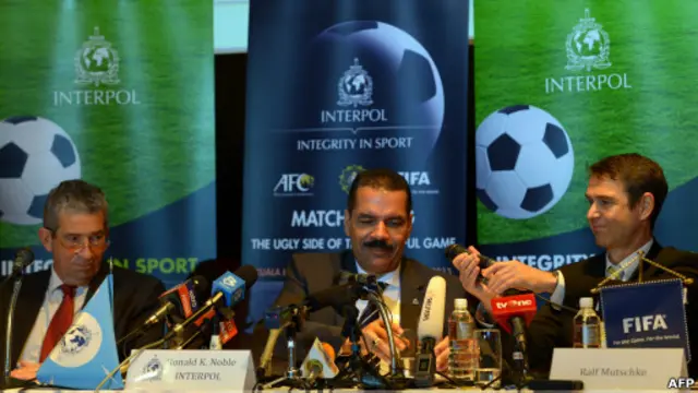 Sekjen Interpol, Ronald Noble (tengah).