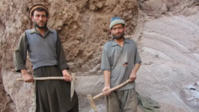 د افغانستان په ځینو برخو کې په ناقانونه توګه کانونه ایستل کېږي.