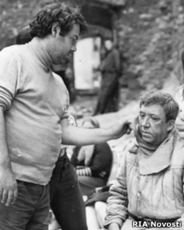 Алексей Герман (слева) на съемочной площадке