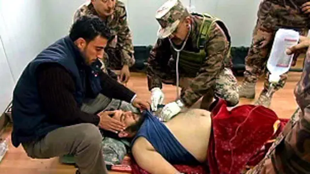 يتعرض بعض اللاجئين للاعياء الشديد جراء عناء الرحلة