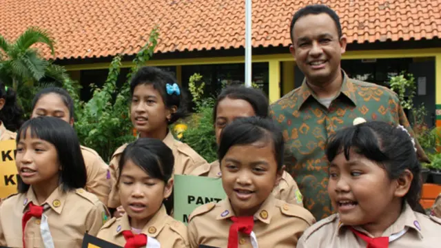 Anies Baswedan bersama belasan siswa sekolah dasar di kawasan Cikini, Jakpus. 