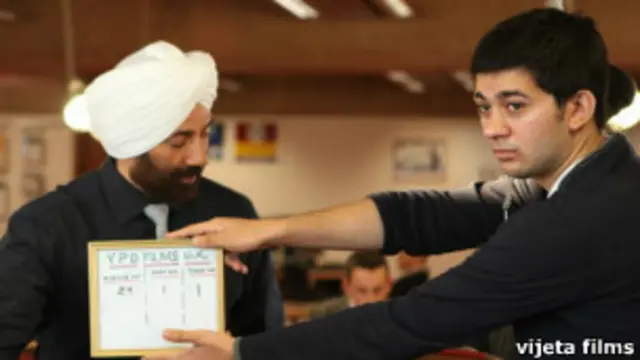 सनी देओल अपने बेटे करण देओल के साथ