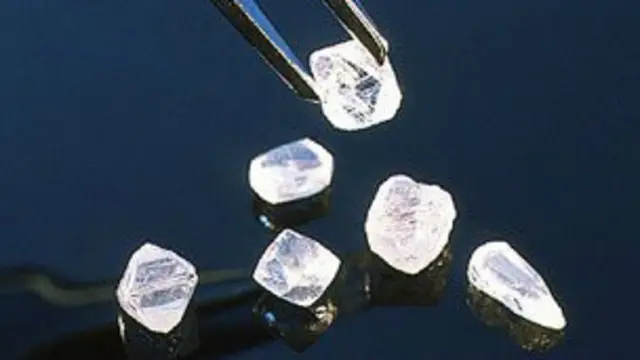 हीरों को बेशकीमती बनाने के लिए उनकी कटाई करनी पड़ती है.