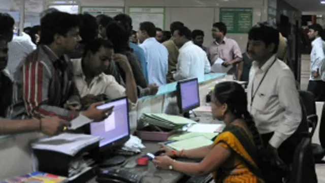 धमाके के बाद लोग अस्पतालों में अपने परिजनों का हाल लेने के लिए परेशान हैं