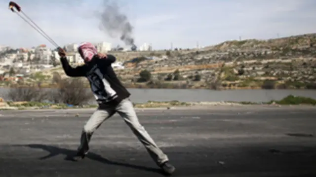 يطالب المحتجون باطلاق سراح السجناء المضربين