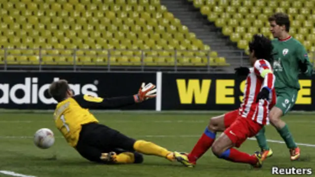 Нападающий "Атлетико" Фалькао забивает год в ворота "Рубина"