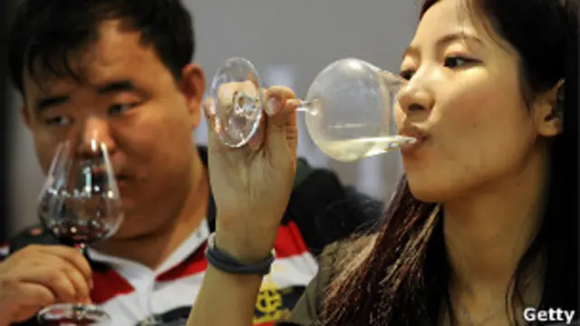 Chinos tomando vino