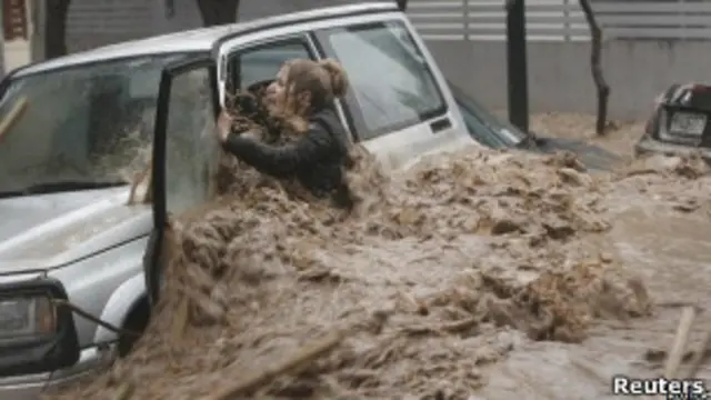 حاصرت المياة عشرات السائقين في الطرق