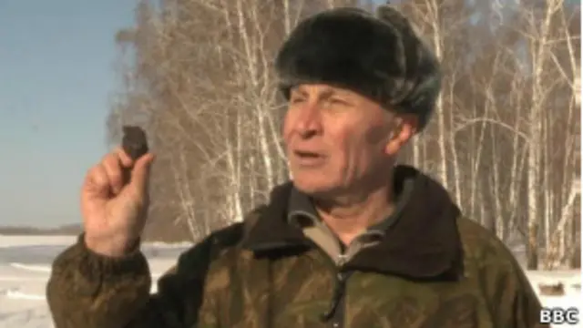 Житель Чебаркуля с "обломком метеорита"