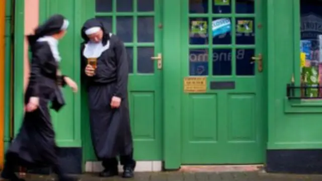 पिस्टोरिया में नकली ननों को गैरकानूनी ढंग से शराब पिलाने पर पब मालिक पर जुर्माना किया गया है