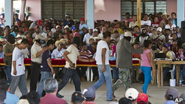 Autodefensas de Ayutla escoltan a detenidos en El Mesón