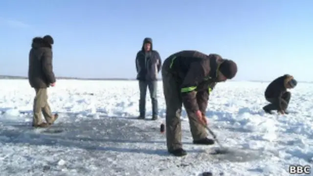 На озере Чебаркуль местные жители "добывают" осколки с помощью лески и магнита
