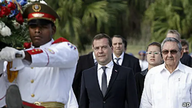 Dmitri Medvedev y Raúl Castro