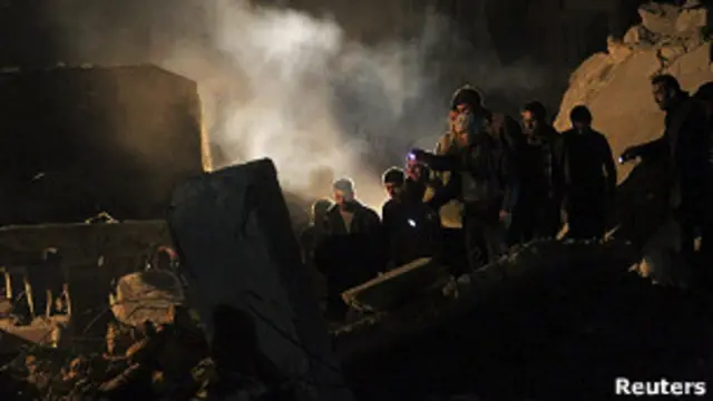 Люди в Алеппо ищут выживших под развалинами