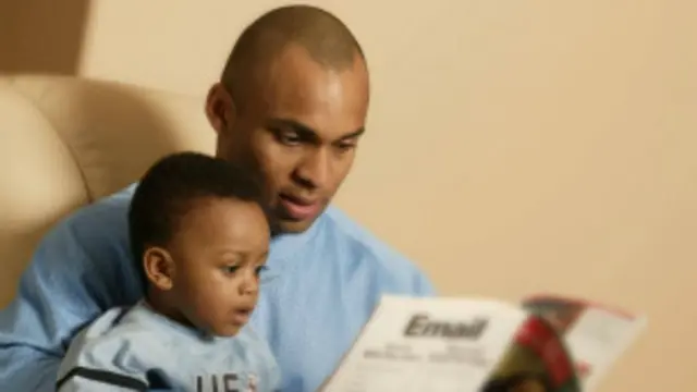 Ayah memegang peran penting dalam membantu minat anak membaca. 