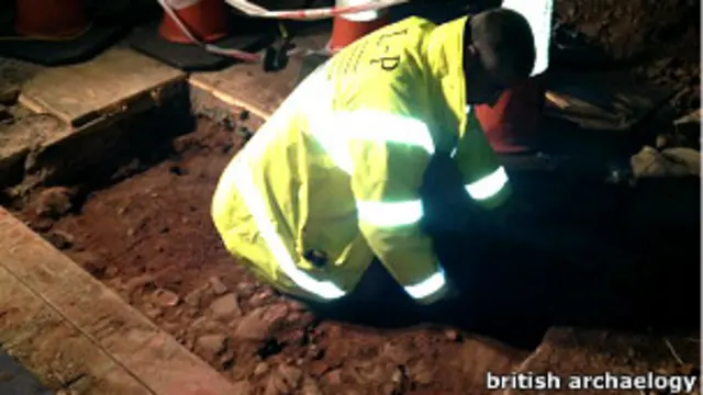 Inilah potongan jalan raya peninggalan bangsa Romawi, yang ditemukan di fondasi gedung teater, Chester, Inggris.