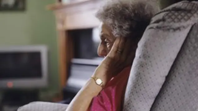 75 साल की उम्र के आधे लोग ब्रिटेन में अकेले रहते हैं