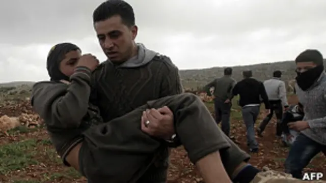 Palestinos llevan a herido