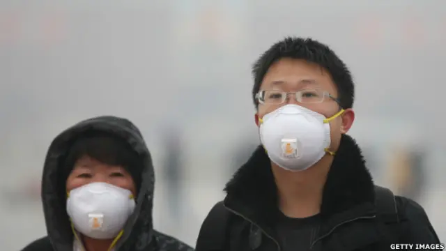 在中国许多人都戴口罩希望能减少吸入空气中的污染和病菌，或防止感冒互相传染