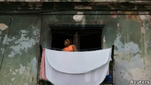 Una mujer tiende ropa en La Habana