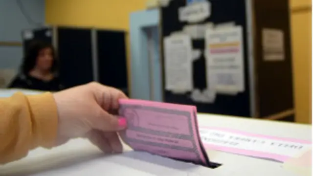 ايطالي يدلي بصوته في روما