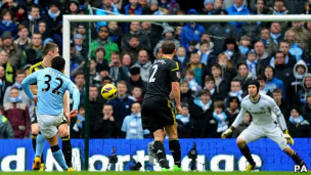 Carlos Tévez anota su gol.