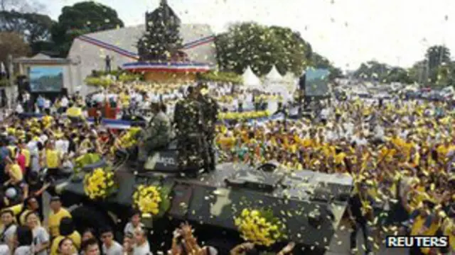 Filipinos celebrando el aniversario de la expulsión de Ferdinand Marcos