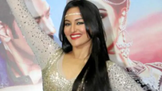 सोनाक्षी सिन्हा पर फिल्माए एक गाने पर निर्देशक मिलन लूथरिया ने पांच करोड़ रुपए ख़र्च किए.