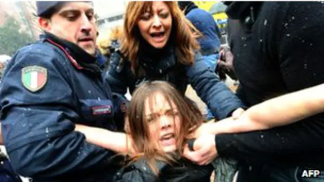 Демонстрантка в Милане